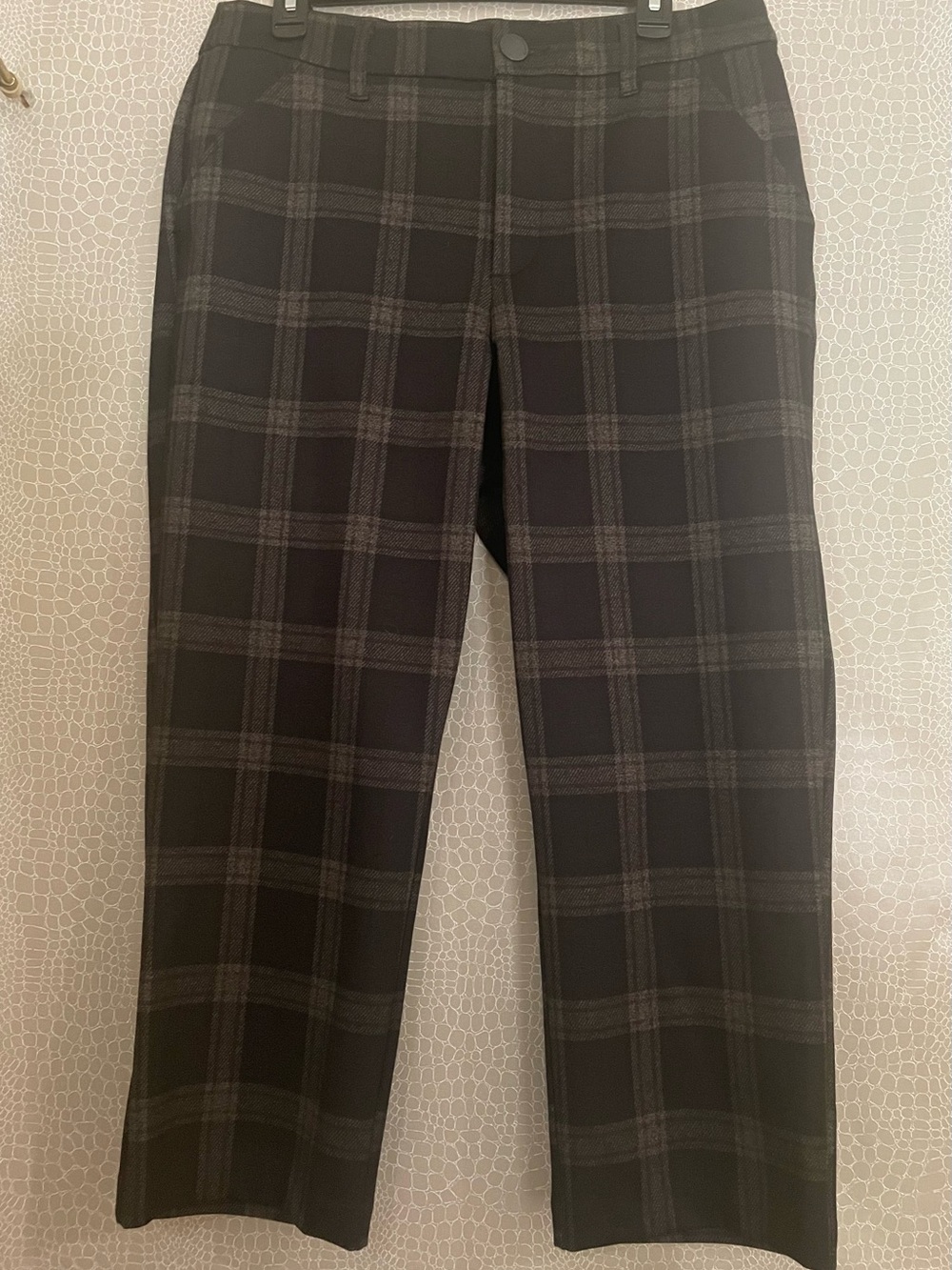 Liverpool Women's Black Plaid Ankle Cropped Pants
